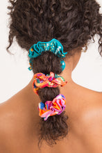 Laden Sie das Bild in den Galerie-Viewer, Love-Trip Scrunchie
