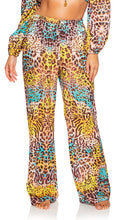 Laden Sie das Bild in den Galerie-Viewer, Model Front: Luli Fama Pantalon De Plage Bottom Flare Diosa Salvaje
