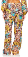 Laden Sie das Bild in den Galerie-Viewer, Model Back: Luli Fama Pantalon De Plage Bottom Flare Diosa Salvaje
