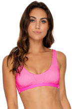 Laden Sie das Bild in den Galerie-Viewer, Model Front: Luli Fama Haut Top Tank Barbie Pink Luli Babe
