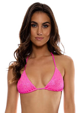 Laden Sie das Bild in den Galerie-Viewer, Model Front: Luli Fama Haut Top Wavy Ruched Bella Metallic Hot Pink
