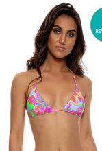 Laden Sie das Bild in den Galerie-Viewer, Model Front: Luli Fama Haut Top Wavy Ruched Reversible Vivi Il Momento
