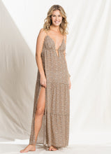 Laden Sie das Bild in den Galerie-Viewer, Model Front: Maaji Vêtement De Plage Long Dress Cheetah
