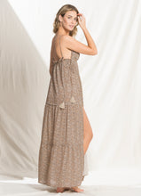 Laden Sie das Bild in den Galerie-Viewer, Model Back: Maaji Vêtement De Plage Long Dress Cheetah
