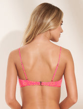 Laden Sie das Bild in den Galerie-Viewer, Model Back: Maaji Haut Top Aster Emma Sublimity Pink
