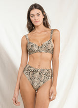 Laden Sie das Bild in den Galerie-Viewer, Model Front: Maaji Haut Top Bailey Joile Python
