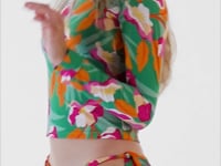Laden und Abspielen von Videos im Galerie-Viewer, Video: Rio De Sol Haut Top Green-Bloom Rash-Guard

