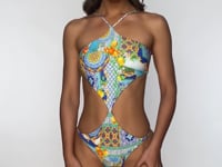 Laden und Abspielen von Videos im Galerie-Viewer, Video: Luli Fama Une Pièce Handkerchief Amalfi
