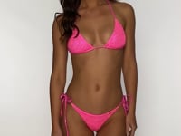 Laden und Abspielen von Videos im Galerie-Viewer, Video: Luli Fama Haut Top Wavy Ruched Bella Metallic Hot Pink
