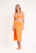 Laden Sie das Bild in den Galerie-Viewer, Model Front: Rio De Sol Jupe De Page Bio-Laranjada Long Skirt Knot
