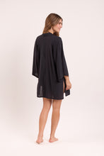 Laden Sie das Bild in den Galerie-Viewer, Model Back: Rio De Sol Robe De Plage Black Kimono
