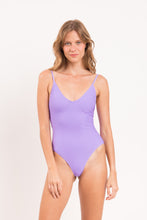 Laden Sie das Bild in den Galerie-Viewer, Model Front: Rio De Sol Une Pièce Bora-Lavanda Hype
