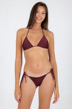 Laden Sie das Bild in den Galerie-Viewer, Model Front: Rio De Sol Bas Bottom Barolo Cheeky-Rope
