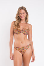 Laden Sie das Bild in den Galerie-Viewer, Model Front: Rio De Sol Bas Bottom Bouquet Essential-Comfy
