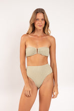 Laden Sie das Bild in den Galerie-Viewer, Model Front: Rio De Sol Bas Bottom Brisa-Pistache Hotpants
