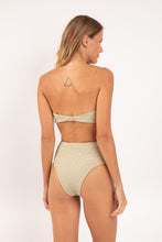 Laden Sie das Bild in den Galerie-Viewer, Model Back: Rio De Sol Bas Bottom Brisa-Pistache Hotpants

