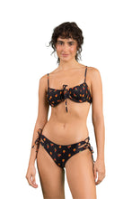Laden Sie das Bild in den Galerie-Viewer, Model Front: Rio De Sol Bas Bottom Cashew Madrid

