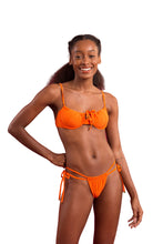 Laden Sie das Bild in den Galerie-Viewer, Model Front: Rio De Sol Bas Bottom Dots-Orange Pipa
