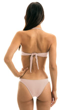 Laden Sie das Bild in den Galerie-Viewer, Model Back: Rio De Sol Bas Bottom Essence Bandeau
