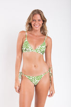 Laden Sie das Bild in den Galerie-Viewer, Model Front: Rio De Sol Bas Bottom Flow Lacinho
