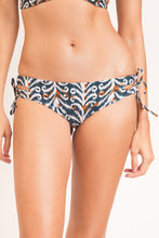 Laden Sie das Bild in den Galerie-Viewer, Gallery: Rio De Sol Bas Bottom Ikat Madrid
