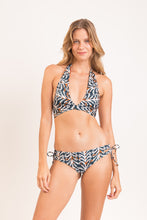 Laden Sie das Bild in den Galerie-Viewer, Model Front: Rio De Sol Bas Bottom Ikat Madrid
