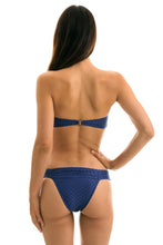 Laden Sie das Bild in den Galerie-Viewer, Model Back: Rio De Sol Bas Bottom Kiwanda Denim Band Comfort
