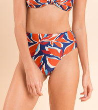 Laden Sie das Bild in den Galerie-Viewer, Image 10: Rio De Sol Bas Bottom Leaves Hotpants
