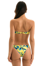 Laden Sie das Bild in den Galerie-Viewer, Model Back: Rio De Sol Bas Bottom Lemon Flower Bandeau
