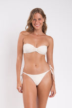 Laden Sie das Bild in den Galerie-Viewer, Model Front: Rio De Sol Bas Bottom Malibu-Natural Cheeky-Micro
