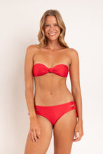 Laden Sie das Bild in den Galerie-Viewer, Model Front: Rio De Sol Bas Bottom Microfibra-Chic-Red Madrid
