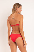 Laden Sie das Bild in den Galerie-Viewer, Model Back: Rio De Sol Bas Bottom Microfibra-Chic-Red Madrid
