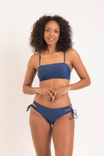 Laden Sie das Bild in den Galerie-Viewer, Model Front: Rio De Sol Bas Bottom Navy Madrid
