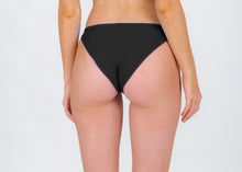 Laden Sie das Bild in den Galerie-Viewer, Model Back: Rio De Sol Bas Bottom Nero Essential-Comfy
