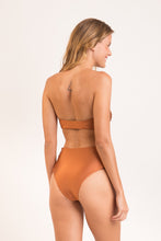 Laden Sie das Bild in den Galerie-Viewer, Model Back: Rio De Sol Bas Bottom Nocciola High-Waist-Spin
