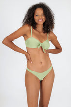 Laden Sie das Bild in den Galerie-Viewer, Model Front: Rio De Sol Bas Bottom Oliva Essential
