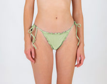 Laden Sie das Bild in den Galerie-Viewer, Model Front: Rio De Sol Bas Bottom Oliva Frufru-Comfy
