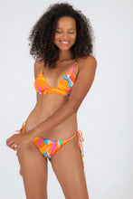Laden Sie das Bild in den Galerie-Viewer, Model Front: Rio De Sol Bas Bottom Orange-Bloom Ibiza
