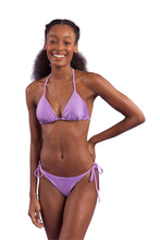 Laden Sie das Bild in den Galerie-Viewer, Model Front: Rio De Sol Bas Bottom Orchid Cheeky-Tie
