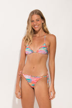 Laden Sie das Bild in den Galerie-Viewer, Model Front: Rio De Sol Bas Bottom River Frufru
