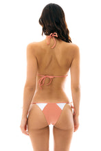 Laden Sie das Bild in den Galerie-Viewer, Model Back: Rio De Sol Bas Bottom Rose Recorte Tri
