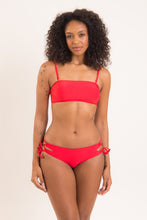 Laden Sie das Bild in den Galerie-Viewer, Model Front: Rio De Sol Bas Bottom Rouge Madrid
