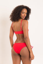 Laden Sie das Bild in den Galerie-Viewer, Model Back: Rio De Sol Bas Bottom Rouge Madrid
