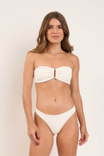 Laden Sie das Bild in den Galerie-Viewer, Model Front: Rio De Sol Bas Bottom Sand-Chantilly Essential-Comfy
