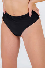 Laden Sie das Bild in den Galerie-Viewer, Gallery: Rio De Sol Bas Bottom Shimmer-Black Hotpants
