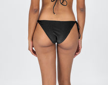 Laden Sie das Bild in den Galerie-Viewer, Model Back: Rio De Sol Bas Bottom Shimmer-Black Ibiza-Comfy
