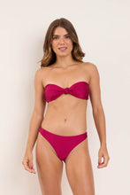 Laden Sie das Bild in den Galerie-Viewer, Model Front: Rio De Sol Bas Bottom Shimmer-Desejo Essential
