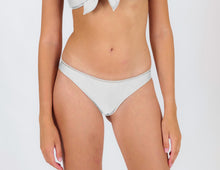 Laden Sie das Bild in den Galerie-Viewer, Gallery: Rio De Sol Bas Bottom Shimmer-White Essential

