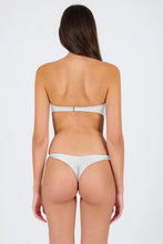 Laden Sie das Bild in den Galerie-Viewer, Model Back: Rio De Sol Bas Bottom Shimmer-White Nice-Fio
