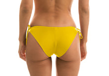 Laden Sie das Bild in den Galerie-Viewer, Model Back: Rio De Sol Bas Bottom Uv-Melon Comfort
